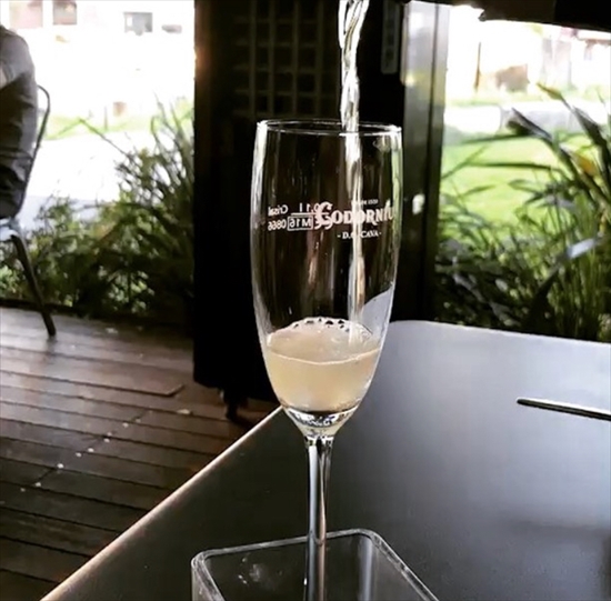 ロイヤルガーデンカフェ 青山 にて 8月31日 金 までの期間限定で スパークリングワイン飲み放題 30分500円 企画を実施 夏限定カクテルも登場 表参道 青山インフォメーション ブログ